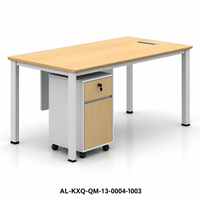 Bureau de travail au design bois clair, finition blanche, avec meuble de rangement mobile et plateau rectangulaire, idéal pour les espaces de travail modernes et les bureaux à domicile