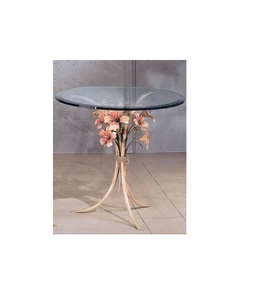 Table basse en aluminium avec dessus en verre et artisanat floral romantique adaptée aux salons classiques et artistiques - Product Image 2