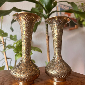 Vase long et fin de luxe gravé, finition dorée, parfait pour la décoration de table, le salon et les cadeaux, en provenance d'Inde - Product Image 1