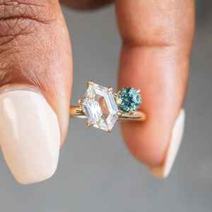 Anillo Solitario de Moissanita Original con Gema Hexagonal Alargada y Redonda Verde, Anillo de Plata 925 con Baño de Oro, Regalo Fino - Product Image 6