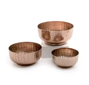 Tazón de Servir de Metal de Diseño de Lujo con Acabado Dorado de Primera Calidad, Perfecto para Restaurantes de Alta Gama y Presentaciones Gastronómicas - Product Image 2