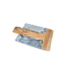 Tabla de cortar de madera portátil con asas ergonómicas que facilitan el movimiento por la cocina o el comedor - Product Image 1