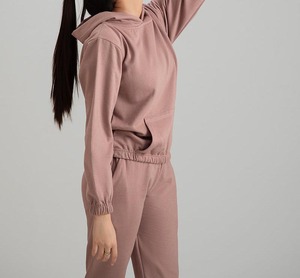 Ensemble de survêtement polaire personnalisé avec logo OEM style 2026 pour femme – Ensemble de jogging tendance à capuche pour l'entraînement hivernal - Product Image 3