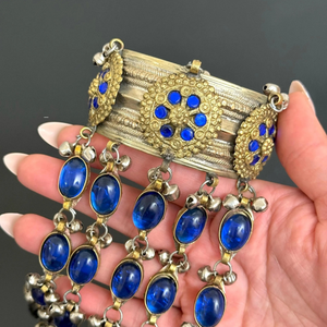 Impresionante Brazalete Tribal Kuchi con Cabujones Estilo Lapislázuli Azul Real Profundo y Campanas Plateadas Colgantes en Cascada de un Diseño Ornamentado - Product Image 3