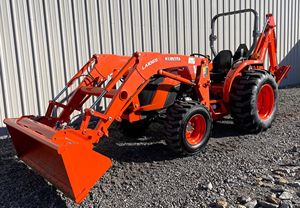 MODÈLE DE TRACTEUR KUBOTA 55HP MX5200 AVEC RÉTROCAVEUSE ET CHARGEUR AVANT FIXÉ À VENDRE - Product Image 4