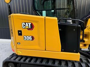 ENVÍO GRATUITO Miniexcavadora CAT 306 CR con Motor Diésel de 52 HP, Calefacción/aire Acondicionado/Radio, Cucharón de 24 Pulgadas, Aprobado por la EPA y la CE, Pulgar Hidráulico, PLC - Product Image 3