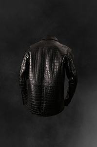 Camisa de cuero negro para hombre con estilo de estampado de cocodrilo Chaqueta de cuero genuino en relieve de cocodrilo diseño personalizado - Product Image 2