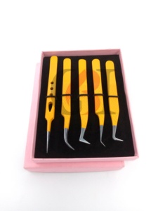 Vente en gros Nouveau Revêtement en poudre jaune Extension de cils Pince à épiler Différents styles en acier inoxydable Logo personnalisé Instruments de beauté - Product Image 5