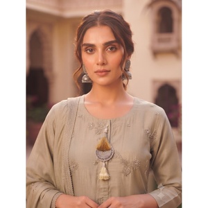 Ensemble élégant pour femmes en soie unie, Kurta, Palazzo et Dupatta, manches trois quarts, tissu satiné, collection printemps-été - Product Image 2