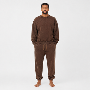 Chándal elegante para hombre con efectos desgastados, un corte moderno y tela cómoda para looks urbanos y uso diario. - Product Image 1