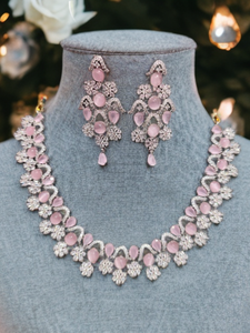 Ensemble collier et boucles d'oreilles Blush Radiance Royale, confectionné avec des pierres ovales de qualité supérieure en rose blush. - Product Image 3