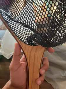 Filet à main en bois de haute qualité pour la pêche à la mouche et la libération de la truite avec un long crochet de suspension élastique profond - Product Image 4