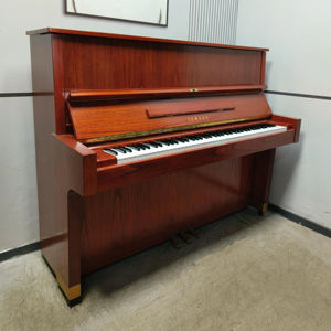 Piano vertical Yamahas W104B, Piano acústico usado en Japón, madera marrón, estilo clásico, gabinete de madera elegante duradero, 88 teclas mecánicas - Product Image 1