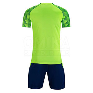 Ensemble de vêtements de football pour adultes, fabriqué au Pakistan, logo personnalisé, séchage rapide, respirant, 100% polyester, service OEM disponible en grande quantité - Product Image 3
