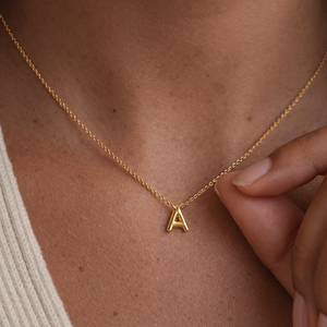Collier miniature en or 18 carats avec initiale en forme de bulle - Product Image 2