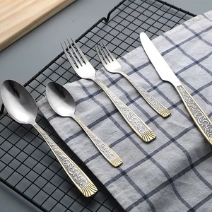 Ensemble de couverts en acier inoxydable de haute qualité avec manche à motif doré, adapté aux repas formels et aux occasions spéciales - Product Image 1