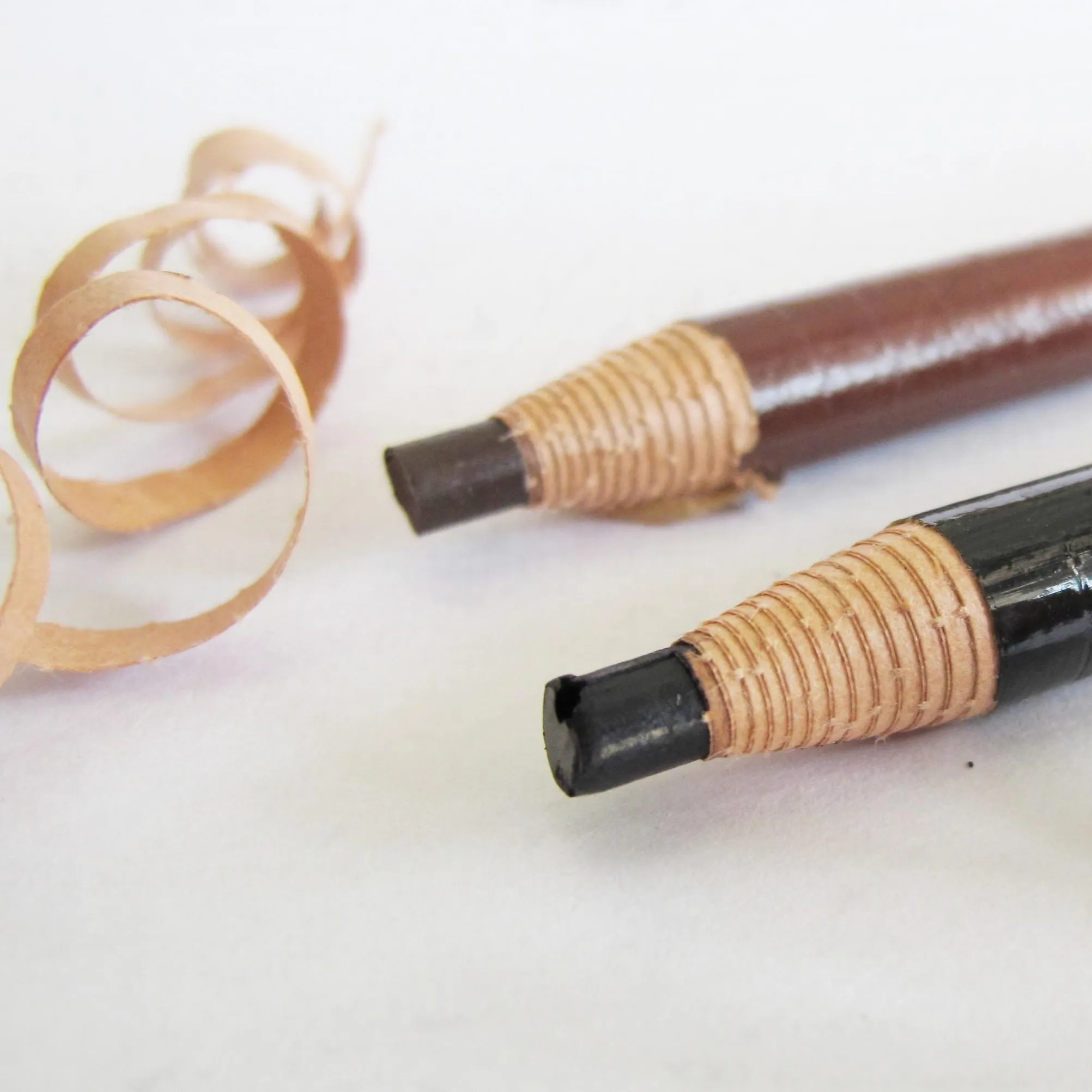 قلم الحواجب الخشبي عالي الجودة محكم الإغلاق من المصنع مخصص أفضل بائع قلم الحواجب الورقي المعاد تدويره