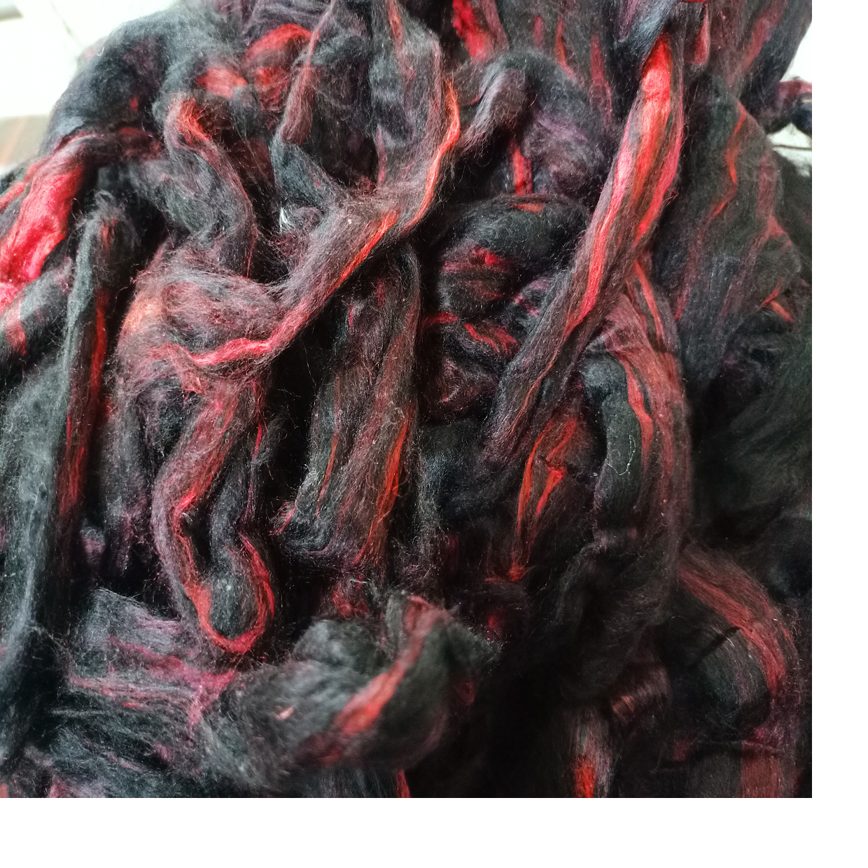 Шелк sari окрашенный на заказ, переработанные Серебристые оттенки черного и красного цвета, идеально подходит для перепродажи пряжи и волокон, доступно в 1 кг