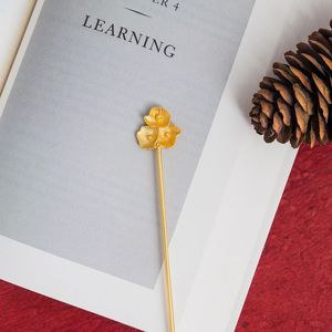 Signet en métal classique et traditionnel, adapté aux collections de livres vintage et aux styles de lecture intemporels - Product Image 4