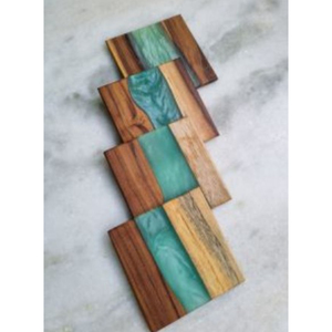Ensemble de 4 sous-verres en bois d'acacia écologiques faits à la main avec résine époxy, sous-verres carrés modernes en résine bleue effet rivière - Product Image 5