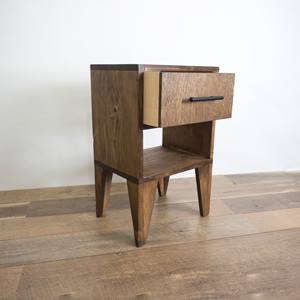 Table de chevet en bois recyclé artisanal, finition noyer, avec pieds inclinés, un seul tiroir et une étagère ouverte pour hôtel et appartement - Product Image 3