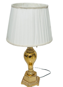 โคมไฟตั้งโต๊ะทองเหลืองหรูหราสีขาวอัดจีบการตกแต่งภายในแบบคลาสสิกสำหรับห้องพักโรงแรมห้องนอนโต๊ะข้างร้านอาหารตกแต่งแบบไฟฟ้า - Product Image 3