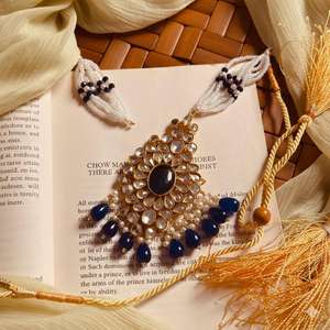 Collar choker estilo vintage color granate con pedrería Kundan y pendientes colgantes florales a juego con piedras ovaladas rojo intenso y blancas - Product Image 5