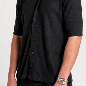 เสื้อเชิ้ตสีดำแบบสบายๆสร้างขึ้นด้วยผ้าเนื้อสัมผัสระดับพรีเมียมและเน้นชายเสื้อที่ละเอียดอ่อนสำหรับสไตล์ลำลองที่ทันสมัย - Product Image 6