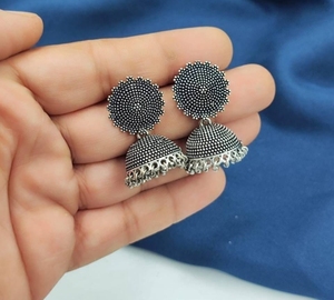 Boucles d'oreilles Jhumka en laiton léger de qualité supérieure Vjoshijewels, bijoux ethniques indiens pour femmes, design complexe, pour mariage et occasions festives - Product Image 1