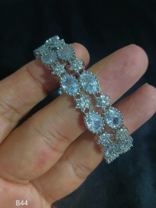 BRAZALETES DE ESTILO CLÁSICO DE DIAMANTE AMERICANO BRAZALETES CHAPADOS EN PLATA TRADICIONALES Y DE MODA Y ZIRCON CUBIC PARA MUJERES Y NIÑAS - Product Image 2