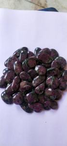 Eudialita Natural, Gema Suelta, Mezcla de Formas y Tamaños, Cabujón con Efecto de Luz para Joyería, por Alba Gems - Product Image 3