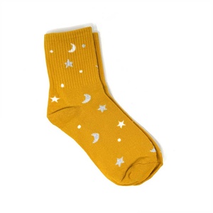 Calcetines ODM transpirables de mezcla de algodón para mujer, ropa informal, fabricante certificado, patrones de luna y estrella bordados, antibacterianos - Product Image 4