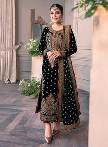 Pantalón de Terciopelo Puro Pakistaní con Bordado Pesado con Diseño de Jazmín y Dupatta Chino para Venta en Línea - Product Image 3