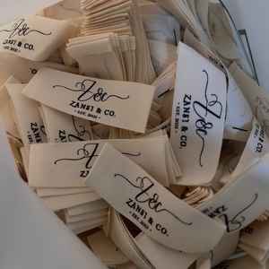 Étiquette de tissu de vêtement personnalisée 100 pièces 2x5cm extrémité/centre de pli Étiquette tissée de haute qualité pour vêtements Logo de marque estampage à chaud - Product Image 1