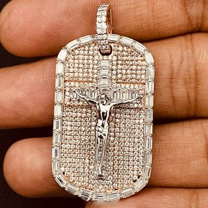 Colgante de Lujo Unisex de Plata de Ley 925 con Cruz de Jesús Personalizada Iced Out, Diamantes de Moissanita VVS, Estilo Hip Hop - Product Image 5