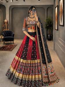 Ensemble de lehenga spécial Navratri, confectionné avec des motifs imprimés numériquement et des broderies miroir réelles, comprenant un lehenga cousu, une blouse non cousue et un dupatta. - Product Image 2