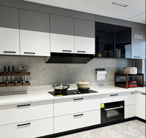 Set di Mobili da Cucina Personalizzati con Ante in Vetro, Illuminazione, <span class=keywords><strong>Forno</strong></span> a Microonde Integrato e Piano di Lavoro in Marmo - Product Image 5