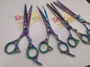 Ciseaux de barbier et ciseaux à effiler professionnels de haute qualité, étiquette personnalisée, ensemble de ciseaux de barbier en acier inoxydable arc-en-ciel fabriqués au Pakistan - Product Image 4