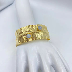 Brazalete de moda de Latón chapado en oro atemporal estilo religioso clásico para ocasiones especiales de mujeres como bodas y fiestas - Product Image 1