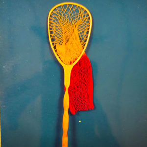 Filet à main en bois de haute qualité pour la pêche à la mouche et la libération de la truite avec un long crochet de suspension élastique profond - Product Image 1