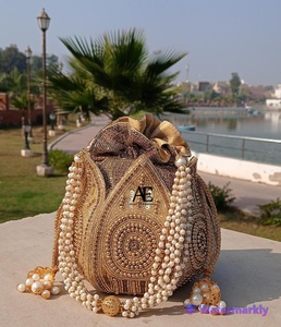 กระเป๋าใส่นามบัตรสำหรับผู้หญิงมาใหม่งานกลางคืนหลากสีพิมพ์ลายนูนแบบแฮนด์เมด - Product Image 1