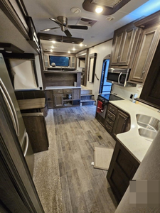 Nuevo RV K-E-Y-S-T-O-N-E CO MONTANA H-I-G-H C-O-U-N-T-R-Y 375FL Modelo 2018 con Alta Capacidad de Alojamiento y Rendimiento Disponible para la Venta - Product Image 4