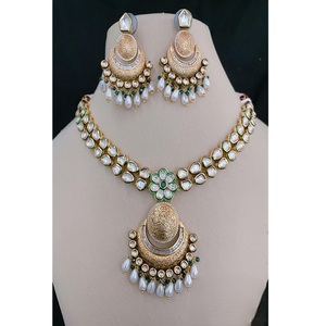 Conjunto nupcial étnico Kundan para mujer Collar y pendientes tradicionales para funciones para uso festivo Bodas indias para fiesta - Product Image 1