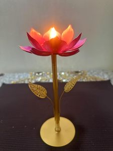 Bougeoir en métal de conception de fleur de Lotus fait à la main en fer plaqué or de luxe pour chandeliers décoratifs de mariage ou de Noël - Product Image 2