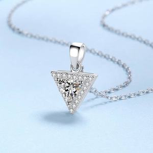 Collar con Colgante Circular de Moissanita con Diseño de Halo y Corte Triangular de 2.00 CT, Regalo de Boda, Incrustaciones de Diamantes de Lujo para Mujer - Product Image 5
