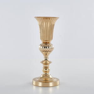 Jarrón de flores dorado de 2 piezas, tendencia en la industria, con acabado premium que agrega un toque de lujo a la decoración del hogar sin sobrecargar el espacio. - Product Image 3