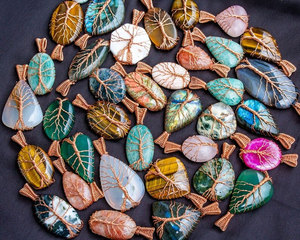 Impressionnant fait à la main en métal laiton plaqué or pendentif mélange pierres précieuses mélange forme 25To30mm ensemble de bijoux de mode pour cadeau d'anniversaire - Product Image 2