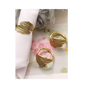 Ronds de serviette vintage en métal doré et ivoire, porte-serviettes sculptés dorés et ivoire pour mariage et occasions spéciales - Product Image 1
