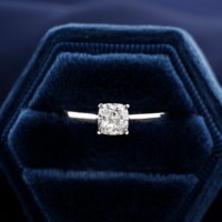 Anillo de Compromiso de Plata 925 con Circonita Cúbica de Corte Cojín, Engaste en Bisel, Joyería de Lujo Ligera para Uso Diario, Bodas y Fiestas