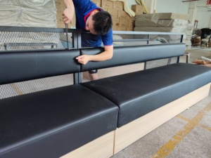 Banquette industrielle en cuir PU noir avec dossier en maille métallique, banquette rembourrée pour bar, hôtel, mobilier <span class=keywords><strong>de</strong></span> <span class=keywords><strong>restaurant</strong></span> - Product Image 6